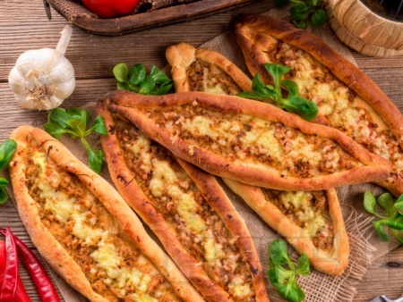 Пиде екмек - Турска пица с телешка кайма и кашкавал - снимка на рецептата
